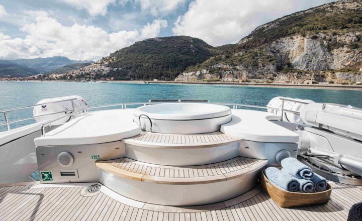 Hot tub on the deck of a yacht.